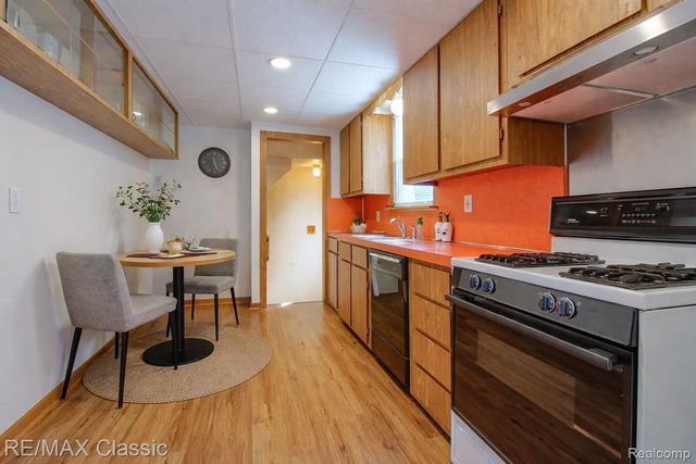 22852 Oakwood Avenue, Eastpointe, MI 48021