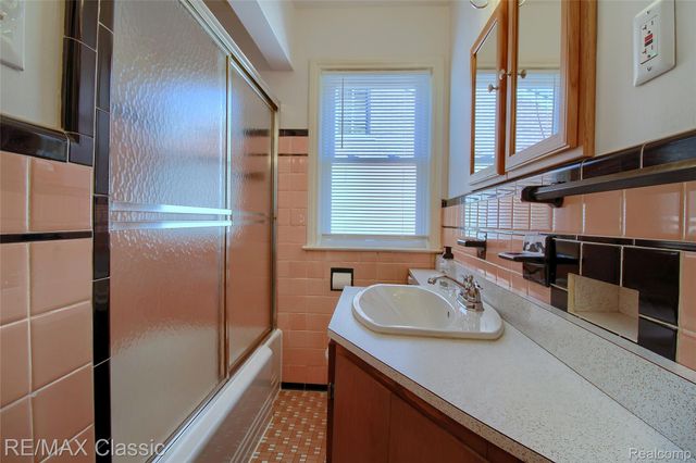 22852 Oakwood Avenue, Eastpointe, MI 48021