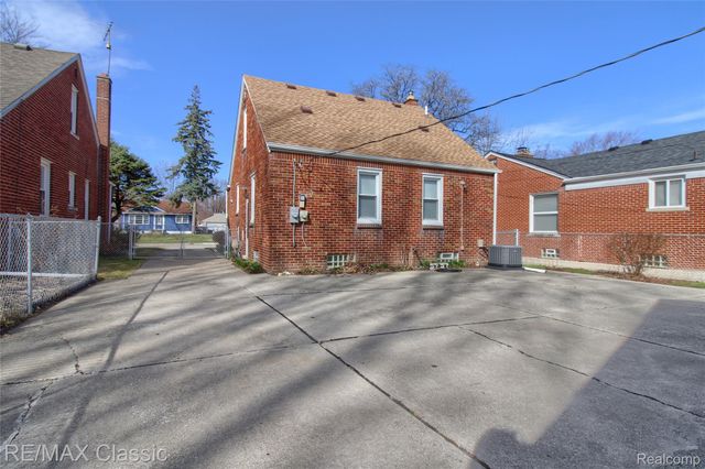 22852 Oakwood Avenue, Eastpointe, MI 48021