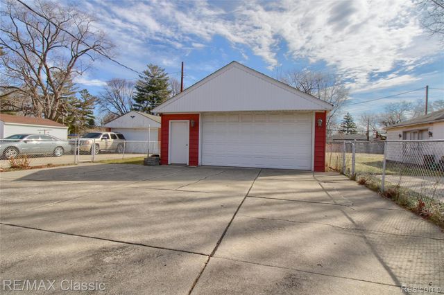 22852 Oakwood Avenue, Eastpointe, MI 48021