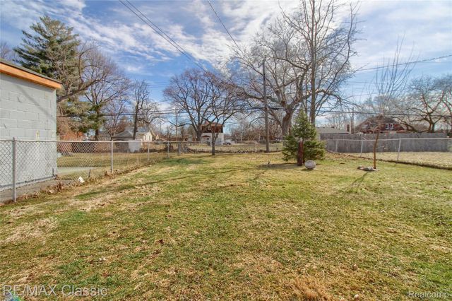 22852 Oakwood Avenue, Eastpointe, MI 48021