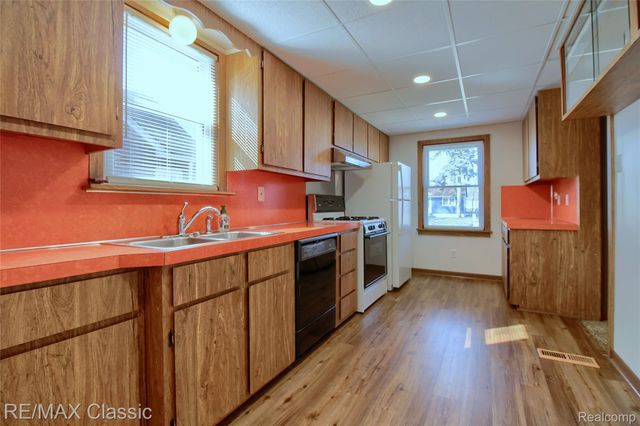 22852 Oakwood Avenue, Eastpointe, MI 48021