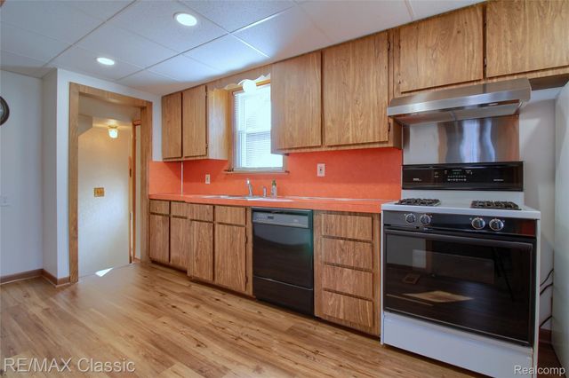 22852 Oakwood Avenue, Eastpointe, MI 48021