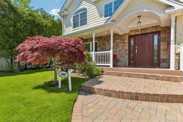 1442 Stevenson Circle, Hewlett, NY 11557