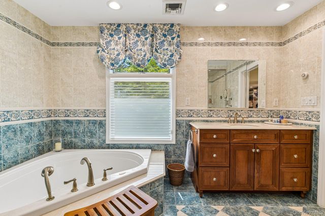 1442 Stevenson Circle, Hewlett, NY 11557