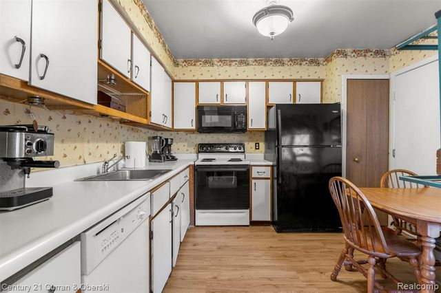 3758 Heritage Parkway, Dearborn, MI 48124