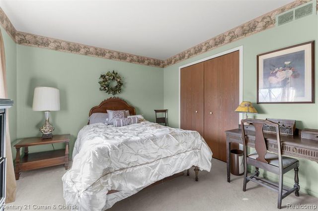 3758 Heritage Parkway, Dearborn, MI 48124