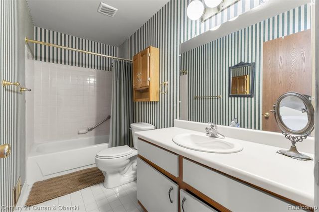 3758 Heritage Parkway, Dearborn, MI 48124