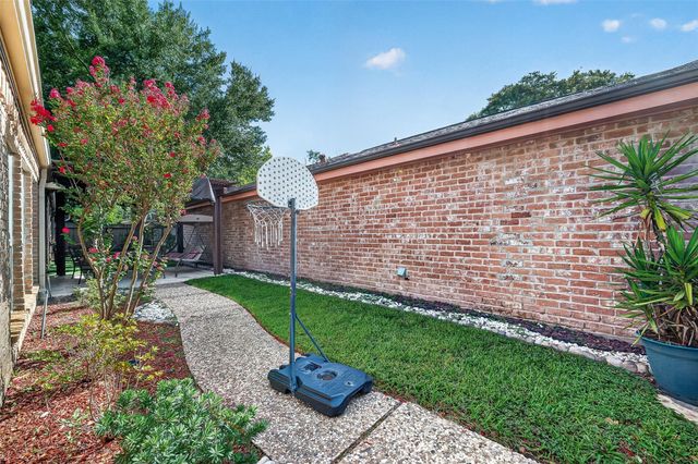 14222 Stokesmount Drive, Houston, TX 77077
