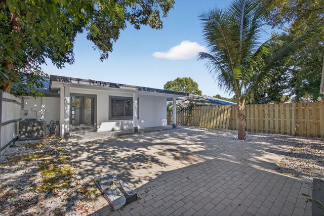 3900 Kenas Street, West Palm Beach, FL 33403