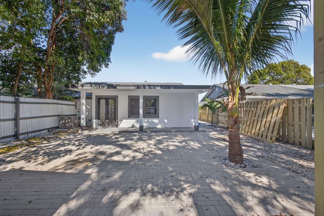 3900 Kenas Street, West Palm Beach, FL 33403