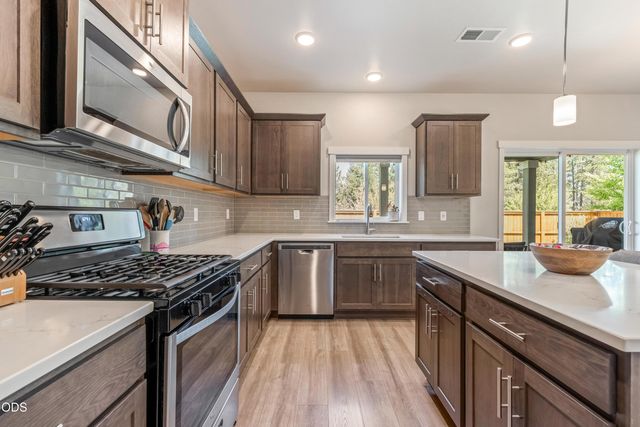 16504 Pine Creek Drive, La Pine, OR 97739