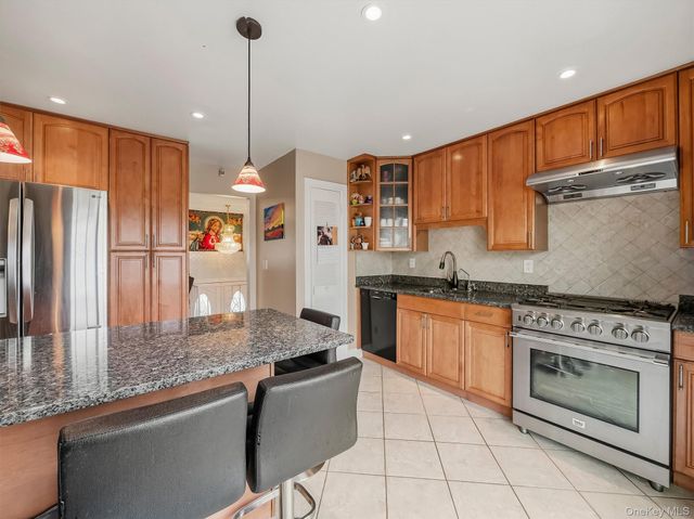 8 Carl Court, Spring Valley, NY 10977