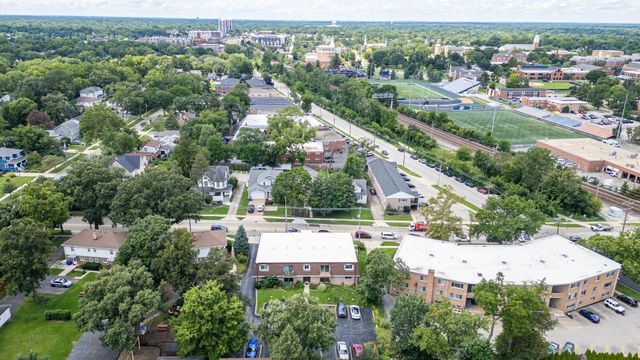 201 N President Street 3C, Wheaton, IL 60187