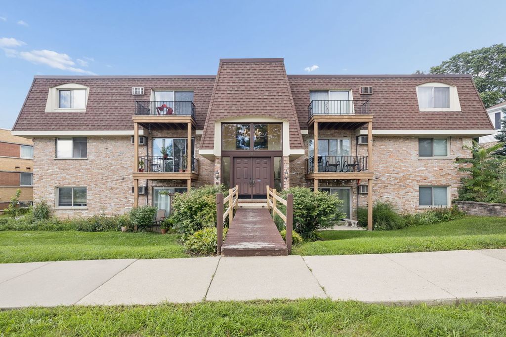201 N President Street 3C, Wheaton, IL 60187