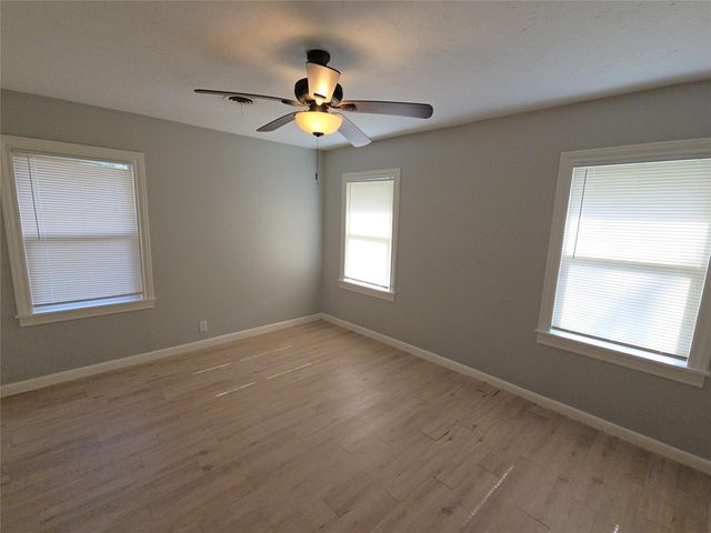 2705 S Crockett Street, La Marque, TX 77568