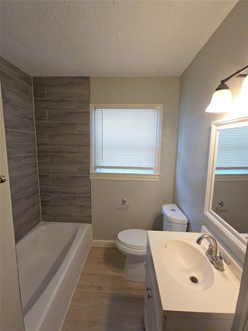 2705 S Crockett Street, La Marque, TX 77568