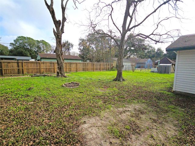 2705 S Crockett Street, La Marque, TX 77568