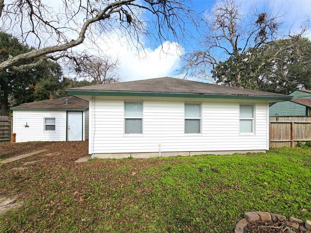 2705 S Crockett Street, La Marque, TX 77568