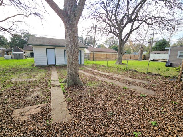 2705 S Crockett Street, La Marque, TX 77568