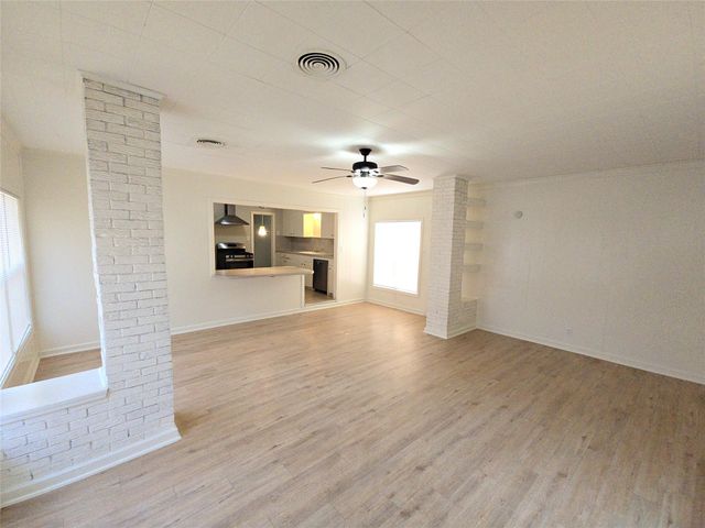 2705 S Crockett Street, La Marque, TX 77568