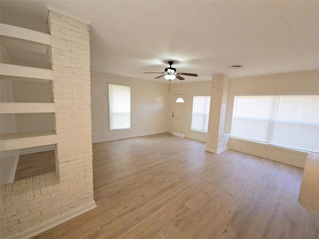 2705 S Crockett Street, La Marque, TX 77568