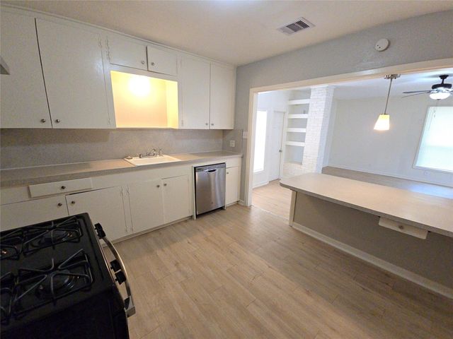 2705 S Crockett Street, La Marque, TX 77568