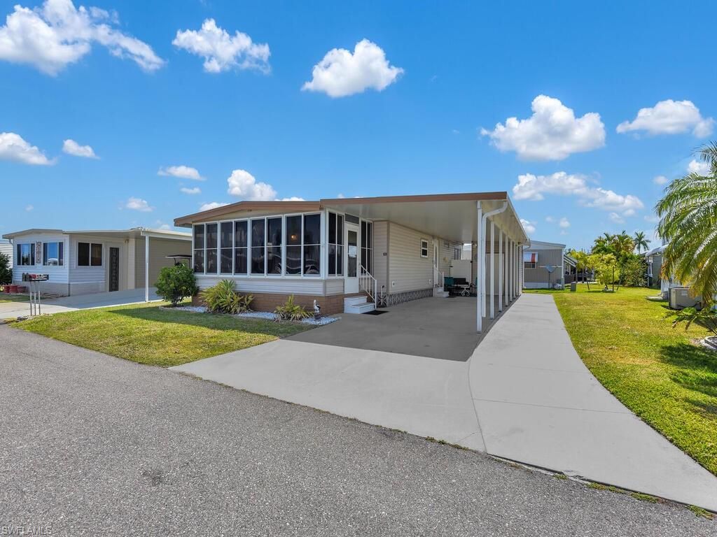 300 Shoreland DR, FORT MYERS, FL 33905 — exterior