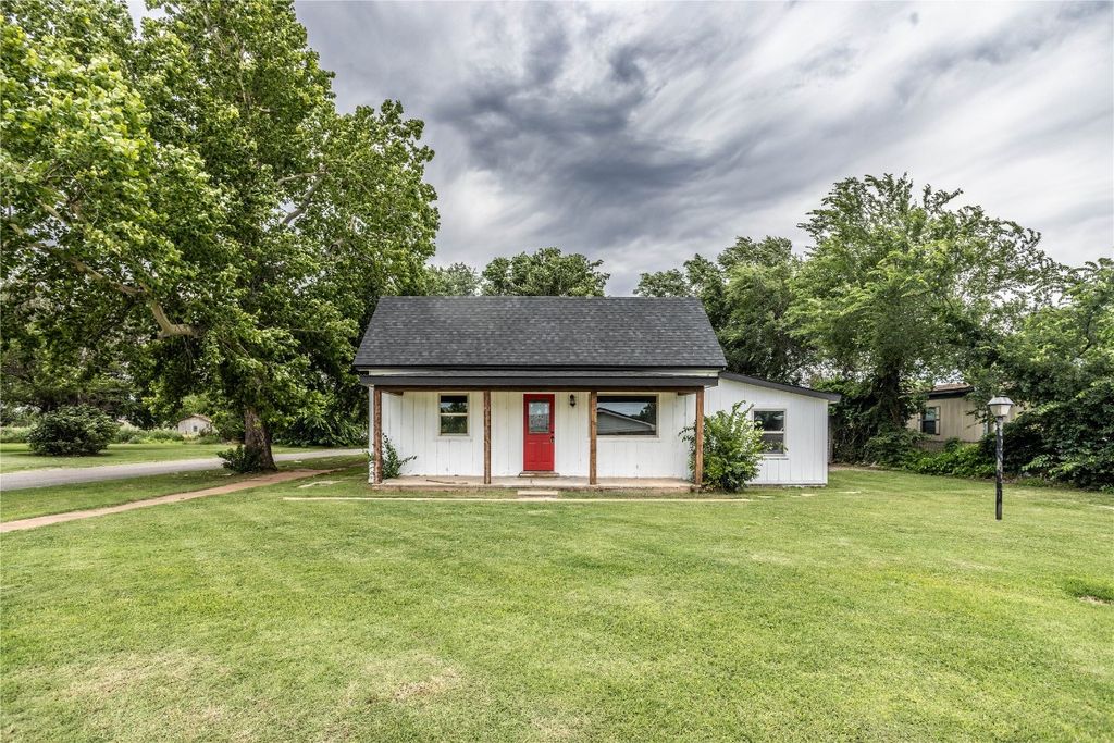 103 E Ash Street, Carnegie, OK 73015