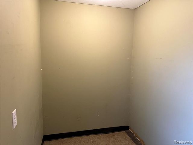 24 W Fairmount Avenue, Pontiac, MI 48340