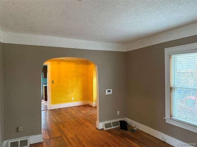 24 W Fairmount Avenue, Pontiac, MI 48340