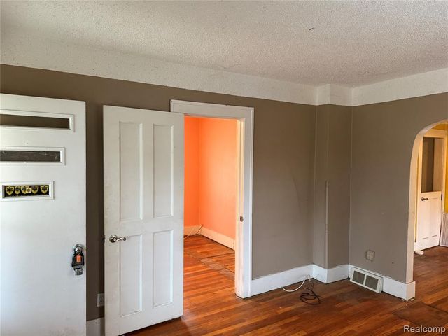 24 W Fairmount Avenue, Pontiac, MI 48340