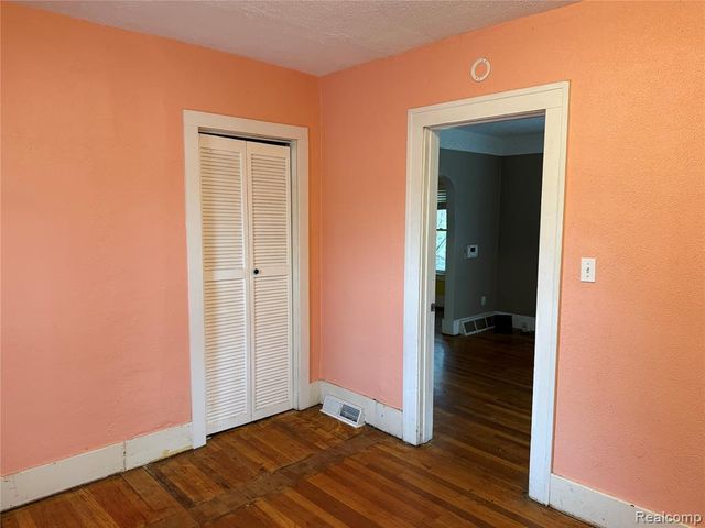 24 W Fairmount Avenue, Pontiac, MI 48340