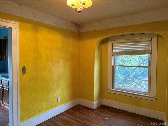 24 W Fairmount Avenue, Pontiac, MI 48340