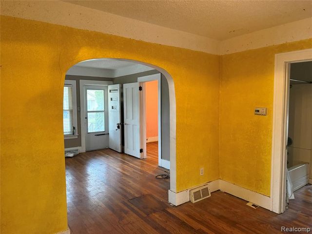 24 W Fairmount Avenue, Pontiac, MI 48340