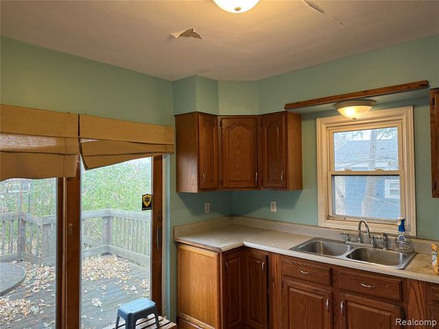 24 W Fairmount Avenue, Pontiac, MI 48340