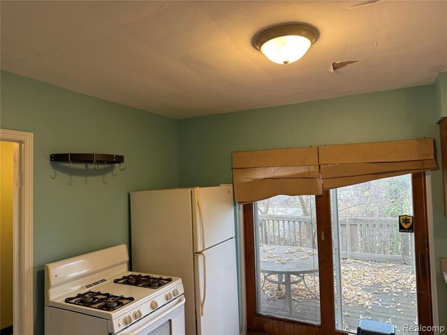 24 W Fairmount Avenue, Pontiac, MI 48340