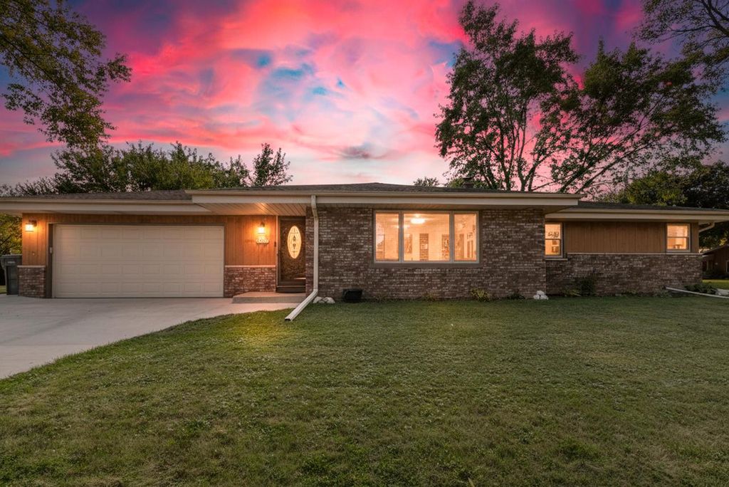 S68W13611 Hale Park CIRCLE, Muskego, WI 53150