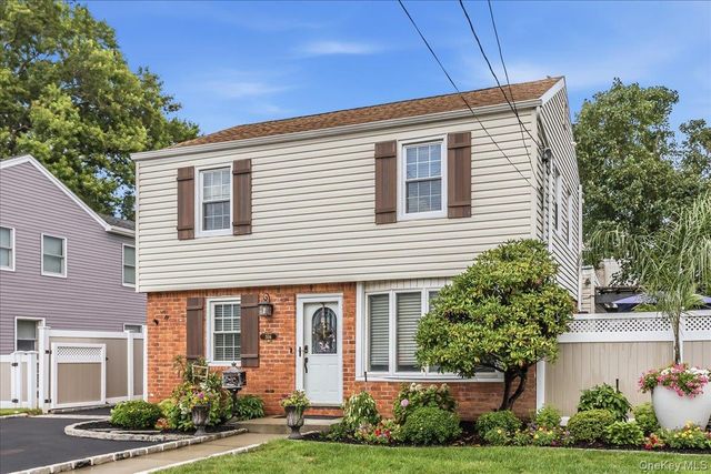 306 Latham Road, Mineola, NY 11501