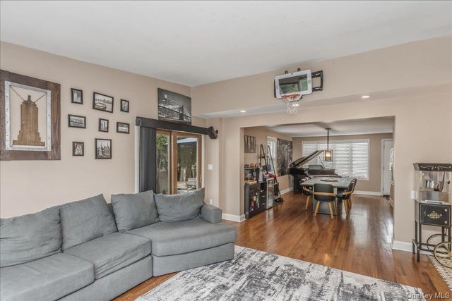 306 Latham Road, Mineola, NY 11501