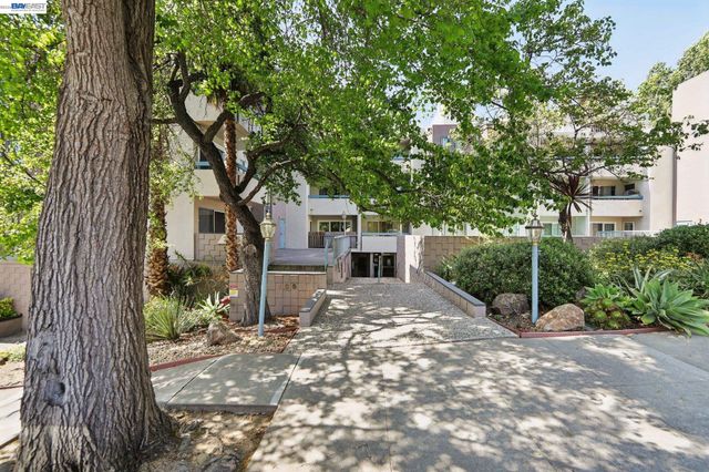 385 Jayne Avenue 205, Oakland, CA 94610