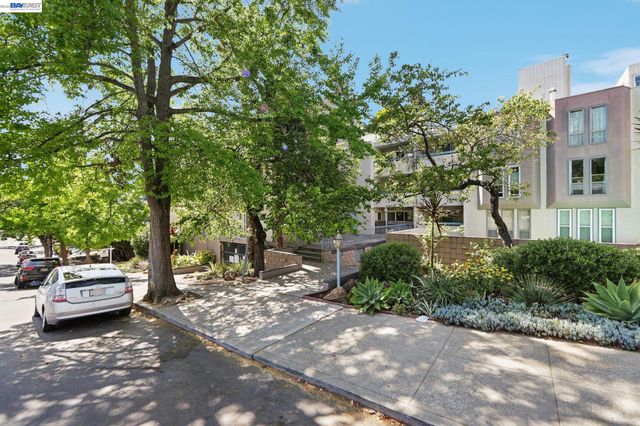 385 Jayne Avenue 205, Oakland, CA 94610