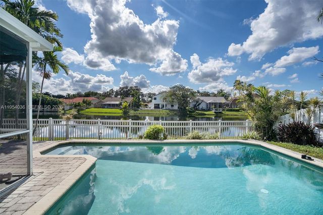 13930 Oak Ridge Dr, Davie, FL 33325