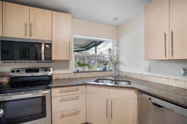 13930 Oak Ridge Dr, Davie, FL 33325