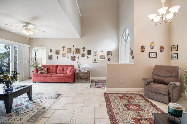 13930 Oak Ridge Dr, Davie, FL 33325