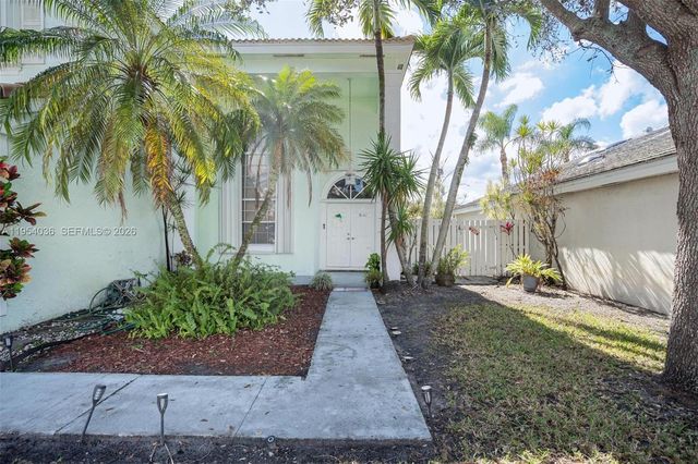 13930 Oak Ridge Dr, Davie, FL 33325