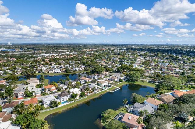 13930 Oak Ridge Dr, Davie, FL 33325