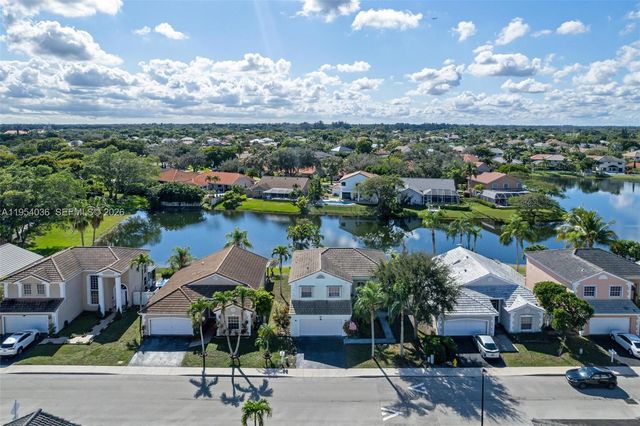 13930 Oak Ridge Dr, Davie, FL 33325