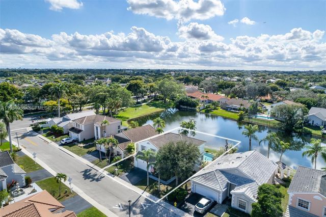 13930 Oak Ridge Dr, Davie, FL 33325