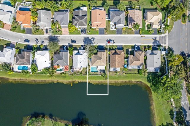 13930 Oak Ridge Dr, Davie, FL 33325